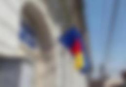 GAFĂ DE PROPORŢII! Cum arată drapelul arborat pe clădirea unei școli generale din Lugoj