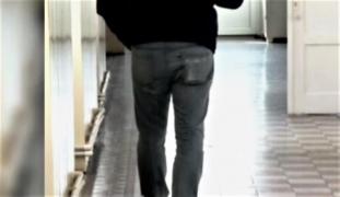 MINTE BOLNAVĂ! Un tânăr de 30 de ani, dascăl la două şcoli generale, reţinut de DIICOT. Ce-şi OBLIGA elevele să facă, după cursuri