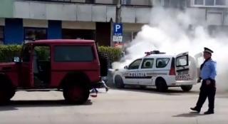 Panică în plină zi, la Cluj! Maşină de POLIŢIE în FLĂCĂRI, într-o parcare! De la ce a pornit totul | VIDEO