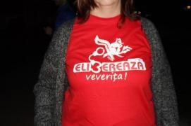 Proteste la Bistrița, din cauza unei veverițe. Manifestanții au purtau tricouri cu "eliberează veverița" și au vrut să spargă lacătul cuștii din parc