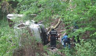 Accident BIZAR la Reșița. Un tânăr care transporta lemne a murit după ce a căzut de la 15 metri, cu mașina, în râul Bârzava
