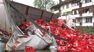 ACCIDENTE SPECTACULOASE pe DN 72! Două TIR-uri au ieşit în decor, din cauza vitezei. Unul a intrat într-un magazin, celălalt era să intre într-un bloc (VIDEO)