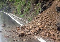 Pericol pe Valea Oltului! Trafic îngreunat pe o porţiune din judeţul Sibiu, unde cad pietre de pe versant