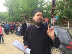 Scandal dur la Botoșani, cu popi și Poliție. Oamenii au făcut gard viu în jurul preotului comunei, să-l apere. E acuzat că nu se supune Mitropoliei și l-au schimbat