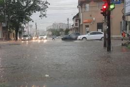 POTOP LA ORADEA! O rupere de nori a inundat străzile din oraş şi parcarea subterană a unui centru comercial (VIDEO)