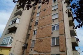 Un bărbat din Carei a căzut de la ETAJUL OPT. Dus de urgență la spital, este în stare critică, dar în viață