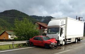 Accident în Vâlcea: Şoferul unei maşini a intrat într-un camion. O fetiţă de 13 ani a fost rănita
