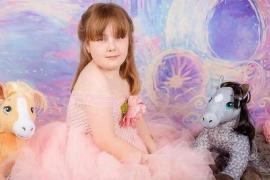 IMPRESIONANT: O fetiţă de şapte ani, părăsită de toţi colegii invitaţi la ziua ei de naştere, a avut parte de surpriza vieţii sale de la nişte necunoscuţi