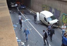 Accident VIOLENT în centrul Capitalei: O maşină s-a IZBIT de un zid în Pasajul Unirii FOTO