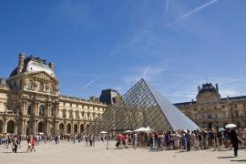 Alertă la Luvru! Poliţia franceză a evacuat esplanada din faţa Muzeului, din motive de securitate