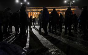 Legea graţierii i-a scos din nou în stradă! Aproximativ 300 de persoane protestează în Piaţa Victoriei