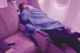 A pus în pericol viaţa a sute de oameni pentru a se odihni! Un pilot a fost fotografiat dormind în avionul aflat în aer, pe care trebuia să îl piloteze