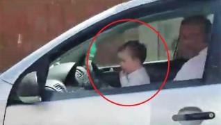 Imagini HALUCINANTE la Sibiu. Un șofer și-a pus bebelușul să conducă mașina, în plin trafic! (VIDEO)