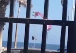 Salt HILAR cu parapanta. O femeie a vrut să aterizeze pe o plajă, dar a sfârşit... agăţată într-un stâlp de iluminat VIDEO