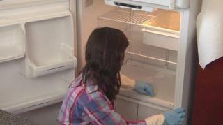 O gospodină din Bacău, mamă a șase copii, A MURIT ELECTROCUTATĂ în timp ce spăla FRIGIDERUL. Unul dintre copii a văzut totul