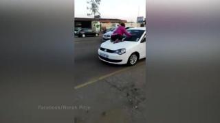 Nu vrea să renunţe! O femeie s-a urcat pe capota maşinii condusă de soţul ei, pentru a-l împiedica să plece cu amanta VIDEO