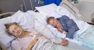 DEVASTATOR: Căsătoriţi de 67 de ani, un bărbat şi o femeie au cerut ca paturile de spital să le fie apropiate pentru a-şi petrece ultimele zile împreună