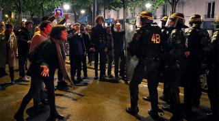 Noi PROTESTE la Paris, la o zi după victoria lui Macron! Autorităţile au lansat GAZE LACRIMOGENE împotriva manifestanţilor