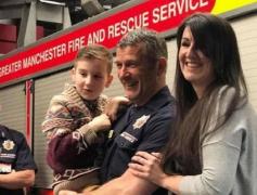 Clipe emoţionante: Un pompier a izbuncit în lacrimi, după ce un băieţel a cărui viaţă o salvase şi-a făcut apariţia la petrecerea sa de pensionare VIDEO