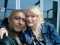 Traumatizat de soţia sa, care şi-a ucis fostul iubit cu o şurubelniţă, un bărbat îşi doreşte cu disperare să divorţeze, dar spune că nu poate