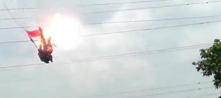 Imagini TERIFIANTE: O tânără a fost la un pas de moarte, după ce s-a agăţat cu paraşuta în linii de înaltă tensiune