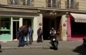 ATAC ARMAT la Paris. Doi bărbaţi înarmaţi au jefuit o ceasornicărie de lux, în apropiere de Champs-Elysées. PRIMELE IMAGINI din timpul atacului (VIDEO)