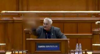 REACŢIA lui Dragnea, după ce deputatul PSD Nicolae Bacalbaşa a şocat astăzi, în Parlament, folosind gesturi şi cuvinte obscene: "Dă cu "labele", vezi că faci fractură"