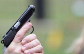 Urmărire ca în filme în Maramureş! După ce asupra lui s-au tras FOCURI DE ARMĂ, un bărbat s-a aruncat din mers dintr-un microbuz. Maşina s-a oprit într-un cap de pod