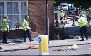 INCIDENT BIZAR la Londra! O maşină s-a IZBIT cu toată viteza într-o clădire. Doi dintre cei patru bărbaţi din autovehicul au fost ARESTAŢI (VIDEO)