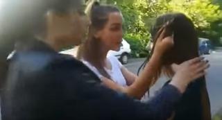 Imagini REVOLTĂTOARE la Ploieşti! O adolescentă e BĂTUTĂ CU PUMNII şi picioarele, trasă de păr şi umilită de alte două fete. Victima, obligată să pupe mâna bătăuşelor (VIDEO)