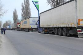 PROTEST pe şoseaua de centură din Galaţi. ZECI de şoferi au cerut amenajarea de trotuare şi asfaltarea drumului