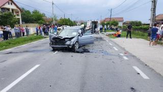 Doi copii au fost PROIECTAŢI PRIN PARBRIZ, iar mama lor A MURIT, într-un grav accident la circulaţie, pe drumul dintre Rm. Vâlcea şi Horezu