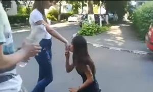 PRIMUL MESAJ al uneia dintre BĂTĂUŞELE de la Ploieşti, care a lovit cu pumnii şi picioarele o fată de 14 ani: "Îmi închid contul de Facebook. Am fost chiar proastă"