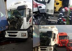 ACCIDENT GRAV pe DN1. Două TIR-uri s-au ciocnit în urmă cu puţin timp, între Băicoi şi Floreşti. Pompierii şi poliţia intervin la faţa locului. IMAGINI DRAMATICE