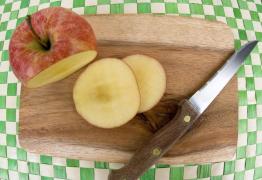 GREŞEALA care ne poate îmbolnăvi! De ce nu trebuie spălat tocătorul cu detergent lichid şi cu ce ar trebui curăţat