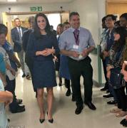 Imagini emoţionante! Ducesa de Cambridge a făcut o vizită SURPRIZĂ victimelor atentatelor teroriste de la Londra (FOTO&VIDEO)