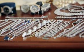 Încă un JAF de proporţii la o bijuterie! Hoţii au fugit cu pietre preţioase de peste 2 MILIOANE de euro