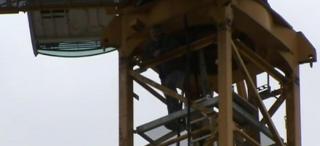 Muncitori români, protest pe macarale la Bruxelles. Oamenii ar fi neplătiţi din februarie