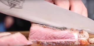 Vrei să găteşti cea mai bună friptură? Avem reţeta perfectă! Atenţie, vei avea nevoie de UN PAI şi O LADĂ FRIGORIFICĂ (VIDEO)