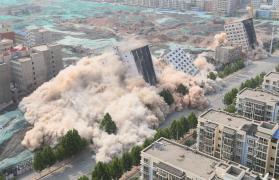 Imagini impresionante! Şase clădiri, DEMOLATE concomitent în doar câteva secunde (GALERIE FOTO)