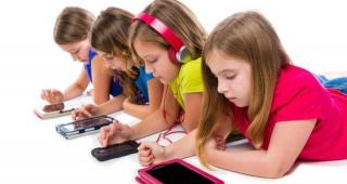 ANUNŢ ŞOC pentru părinţi! Expert: Să-i dai un smartphone unui copil e ca şi cum i-ai oferi un gram de COCAINĂ