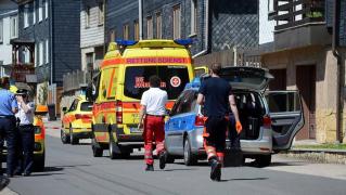 Un bărbat de 27 de ani şi-a ucis doi fii şi l-a rănit pe al treilea, în timp ce mama copiilor era internată în spital! Poliţia l-a arestat, joi