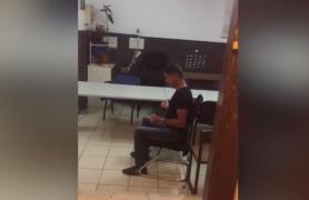 Cristian Boureanu surprins în IPOSTAZE INEXPLICABILE în clădirea Poliţiei, în seara în care a fost arestat (VIDEO)