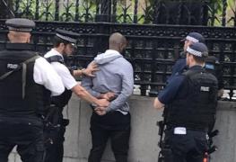 Alertă la Londra! Bărbat înarmat cu un cuţit, arestat de poliţia britanică în faţa Parlamentului