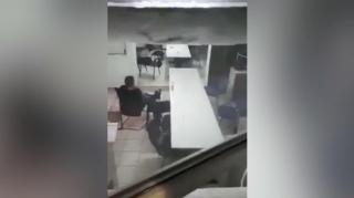 Boureanu a fost surprins din nou în IPOSTAZE STRANII! Cum a fost filmat fostul politician în clădirea Poliţiei, după ce a fost arestat (VIDEO)