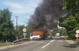 Camionetă în flăcări, la Arad! Traficul rutier este restricţionat pe DN7