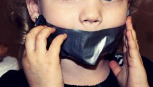 O fetiță de patru ani a murit SUFOCATĂ, la grădiniță, după ce educatoarea i-a lipit gura cu scoci. Era prea vorbăreață