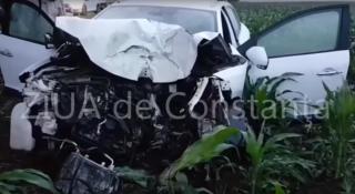 Grav accident în Constanţa! Un bărbat a MURIT, iar doi copii au fost GRAV RĂNIŢI, după ce o maşină a intrat într-un copac (VIDEO)