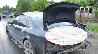 Șoferul unui Audi A8 a fugărit polițiștii prin tot Maramureșul. După ce l-au prins, surpriză TOTALĂ. Cine era la volan, de ce fugea și ce ascundea în mașină