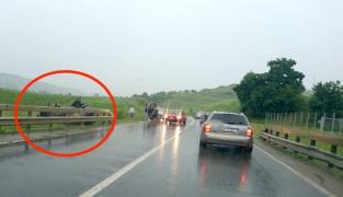 Accident DEVASTATOR la Sibiu. Copil în stare gravă, după ce un autoturism a SPULBERAT, pe CONTRASENS, DOUĂ MAȘINI care circulau regulamentar. Cinci victime, două încarcerate